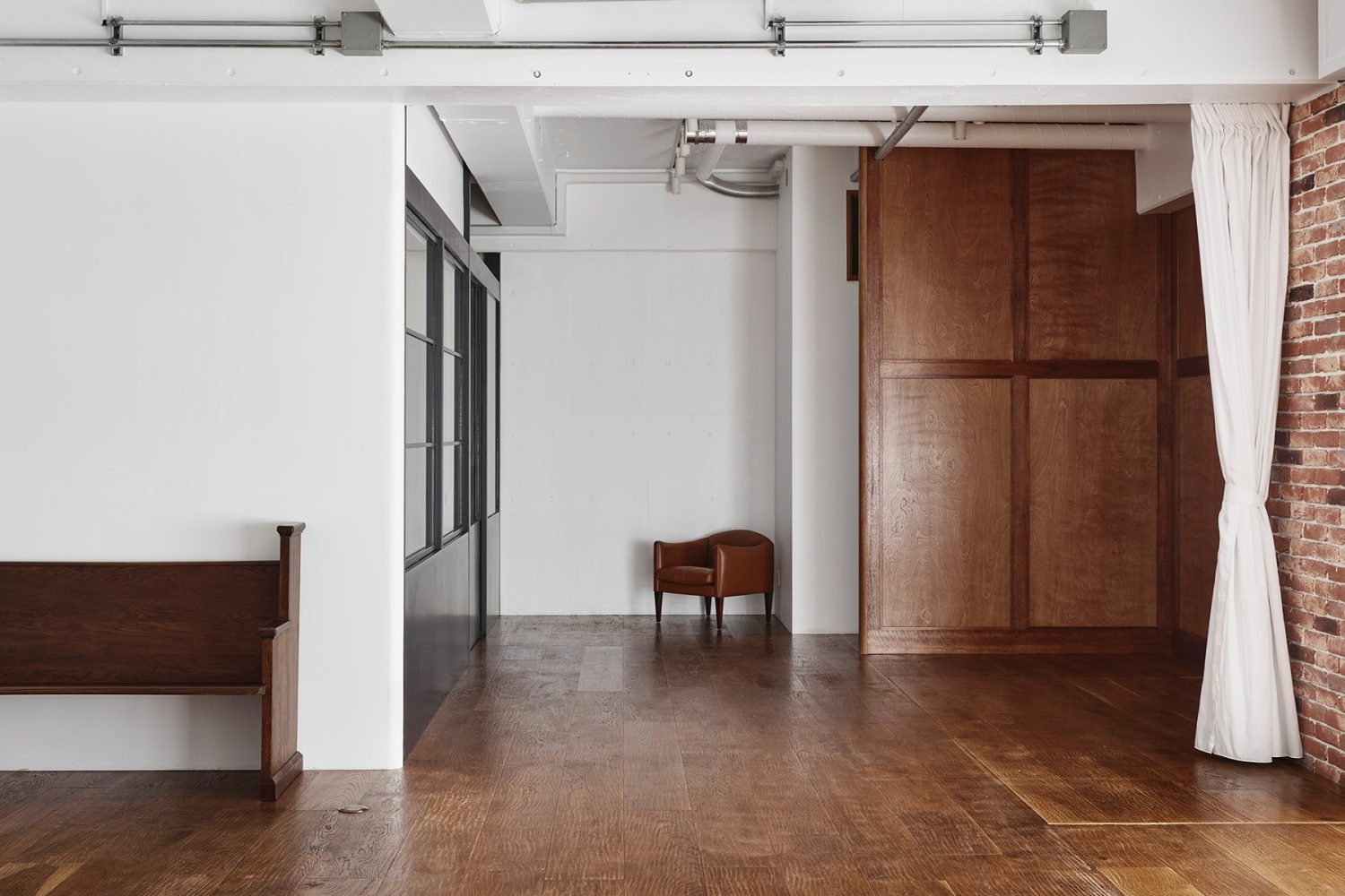 白壁とウッドパネル