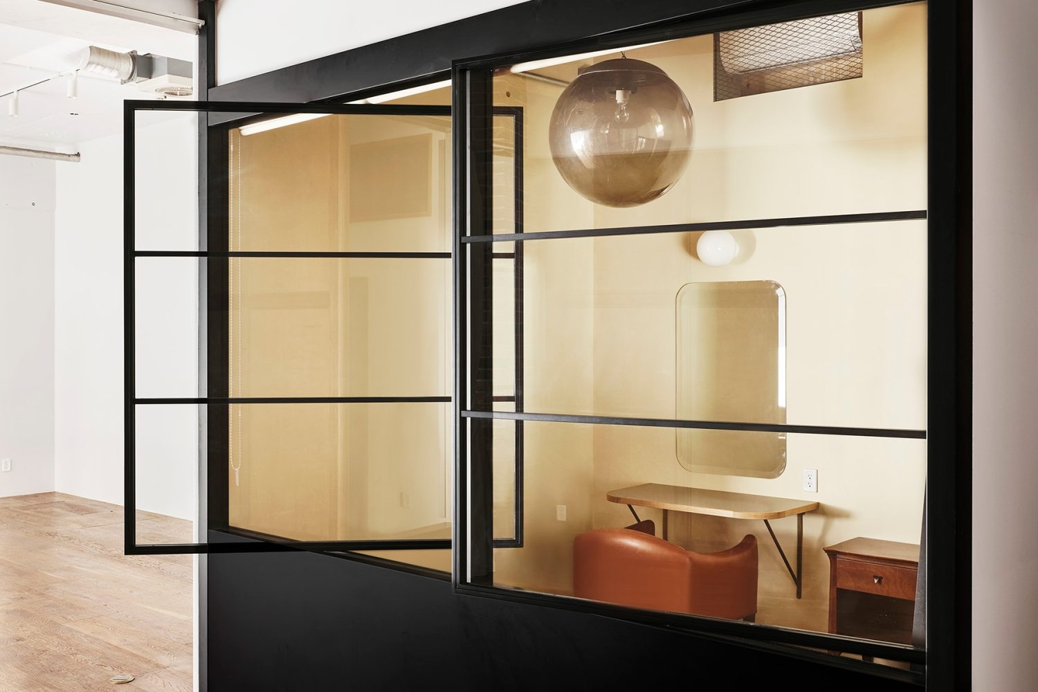 メイクルームの窓は回転式