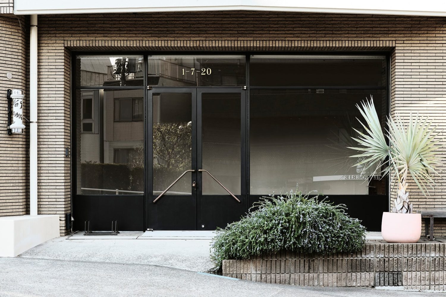 タイル壁とアイアン扉の外観