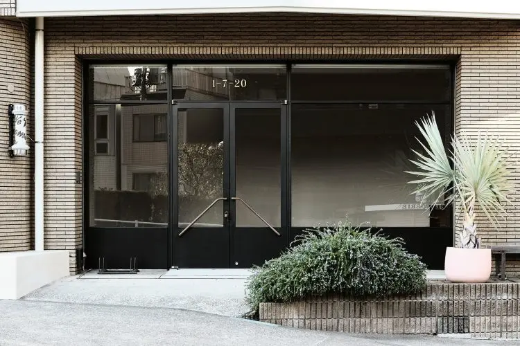 タイル壁とアイアン扉の外観