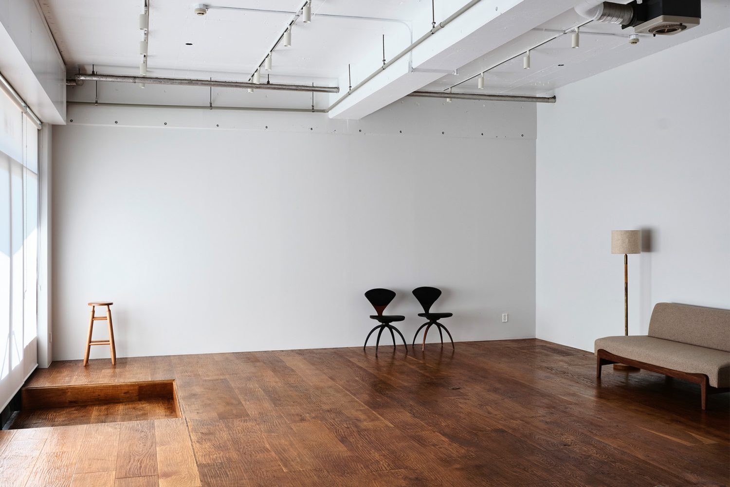 窓から自然光 / ロールスクリーンあり