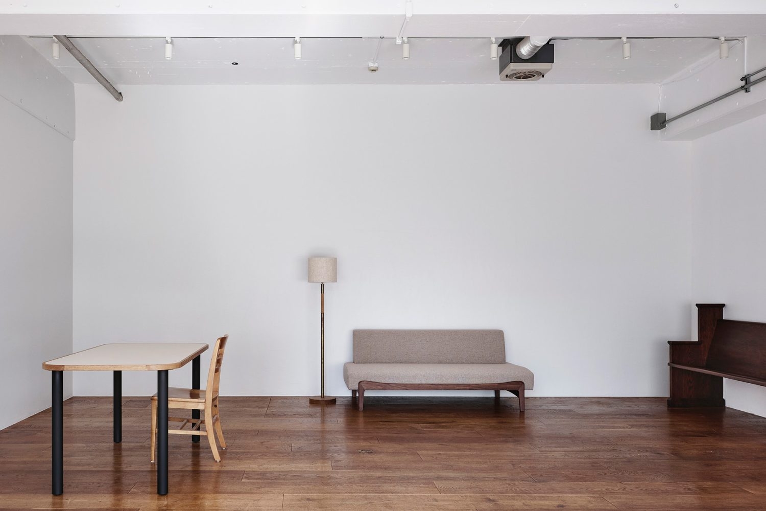 オーク無垢材の床がアクセントに