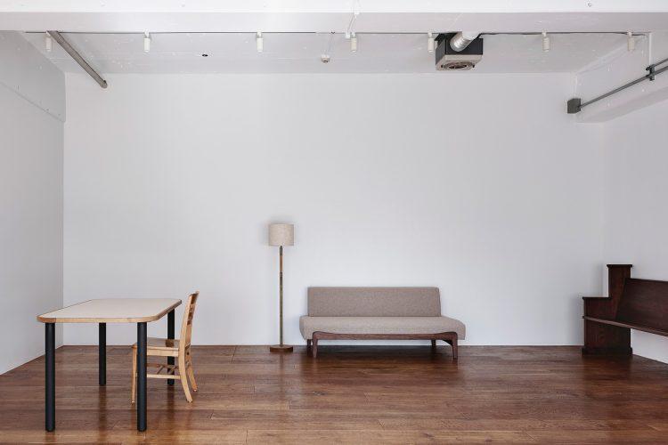 オーク無垢材の床がアクセントに