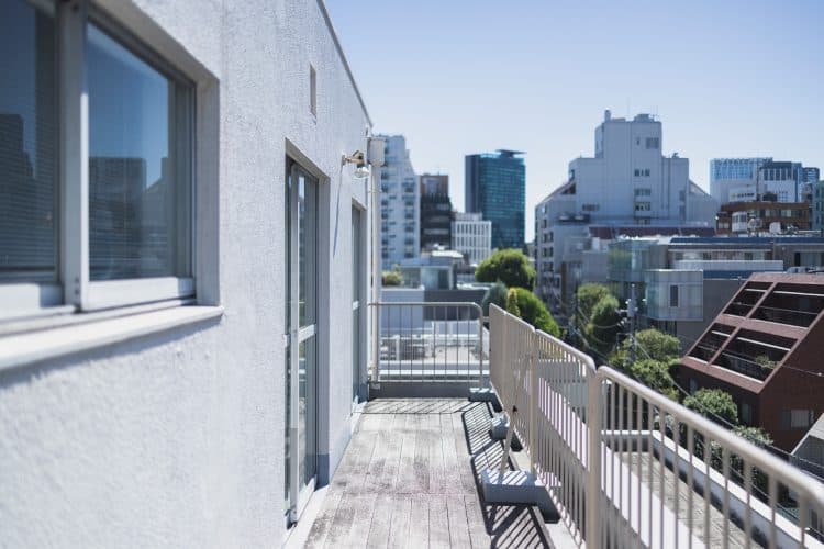 ベランダから表参道の抜けのよい景色を背景に撮影可能