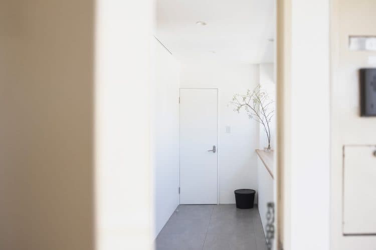 自然光が入る気持ちのよいマンションの玄関