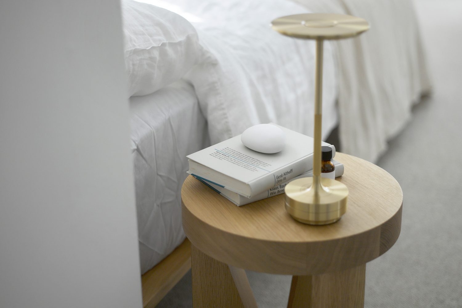 サイドテーブル