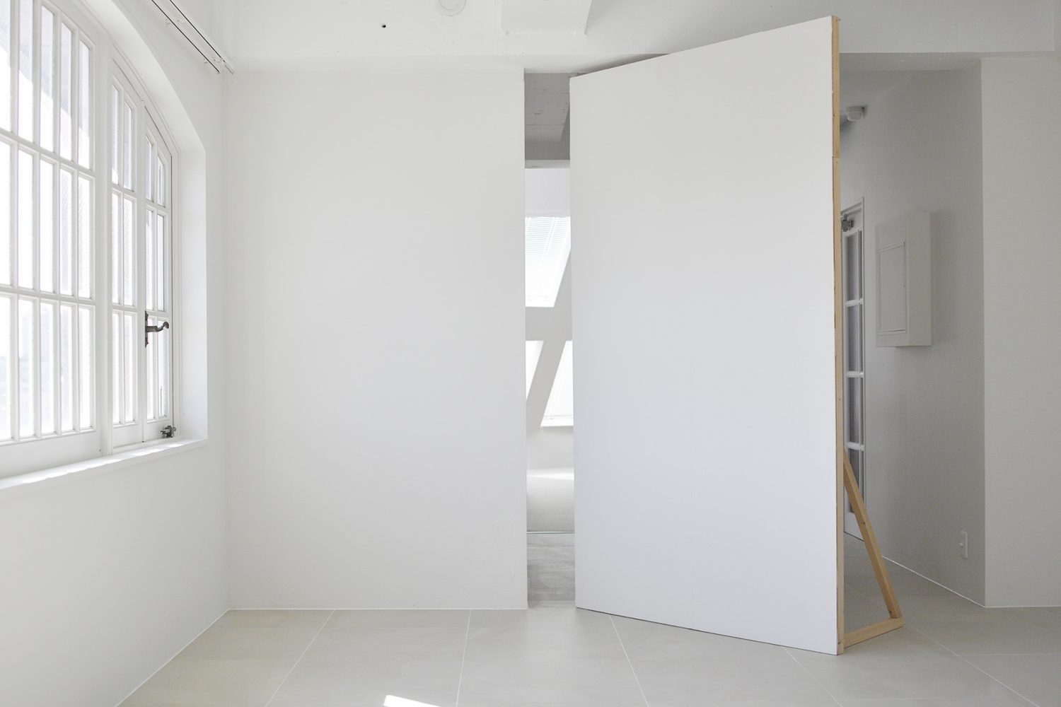 移動可能な白壁