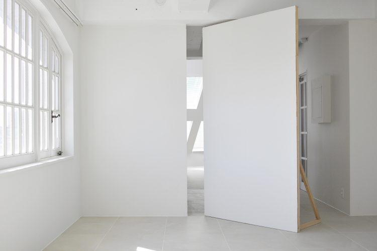 移動可能な白壁