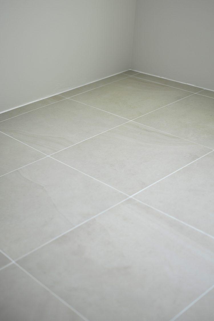 淡い色のタイル床