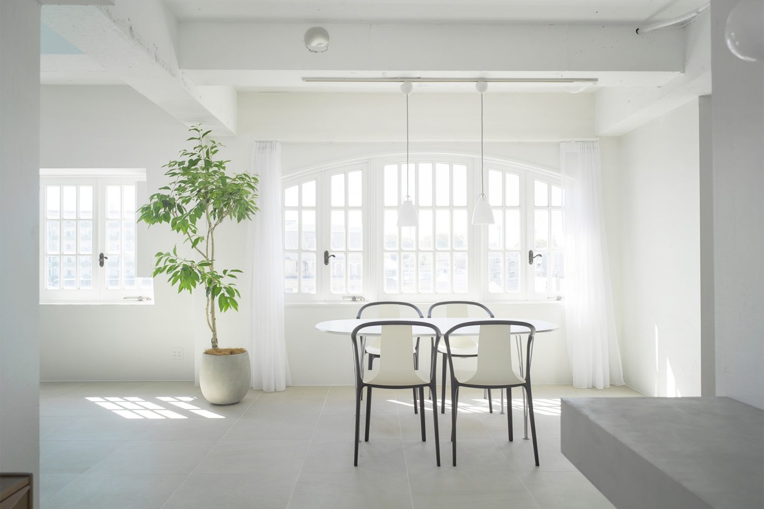 白を基調としたダイニング