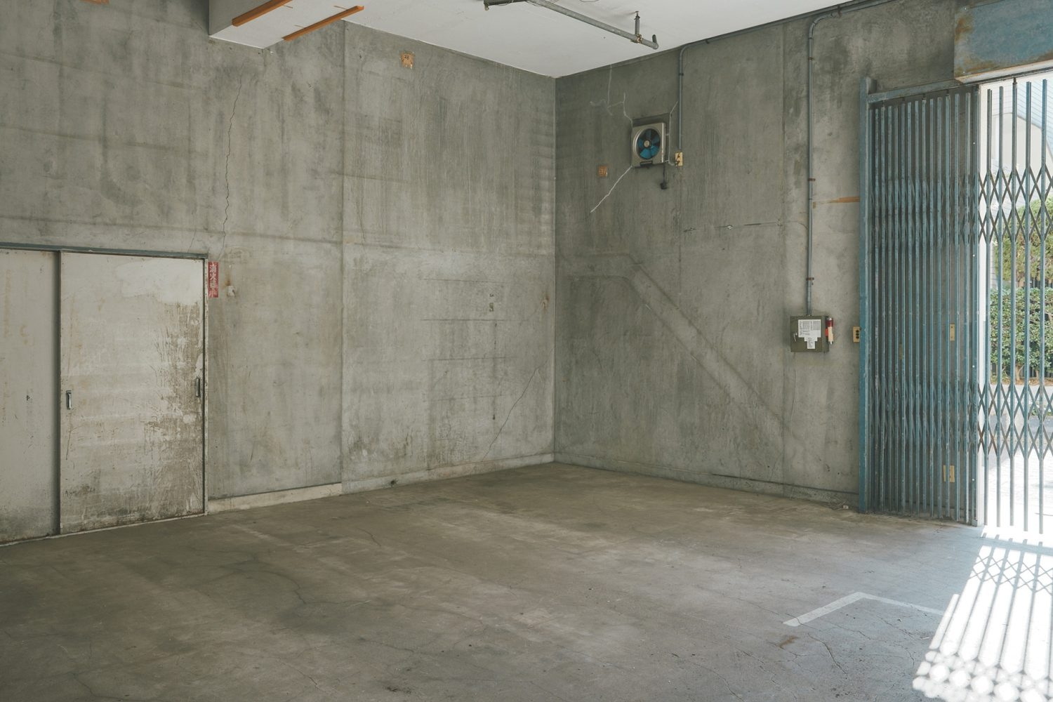 重厚なコンクリート壁