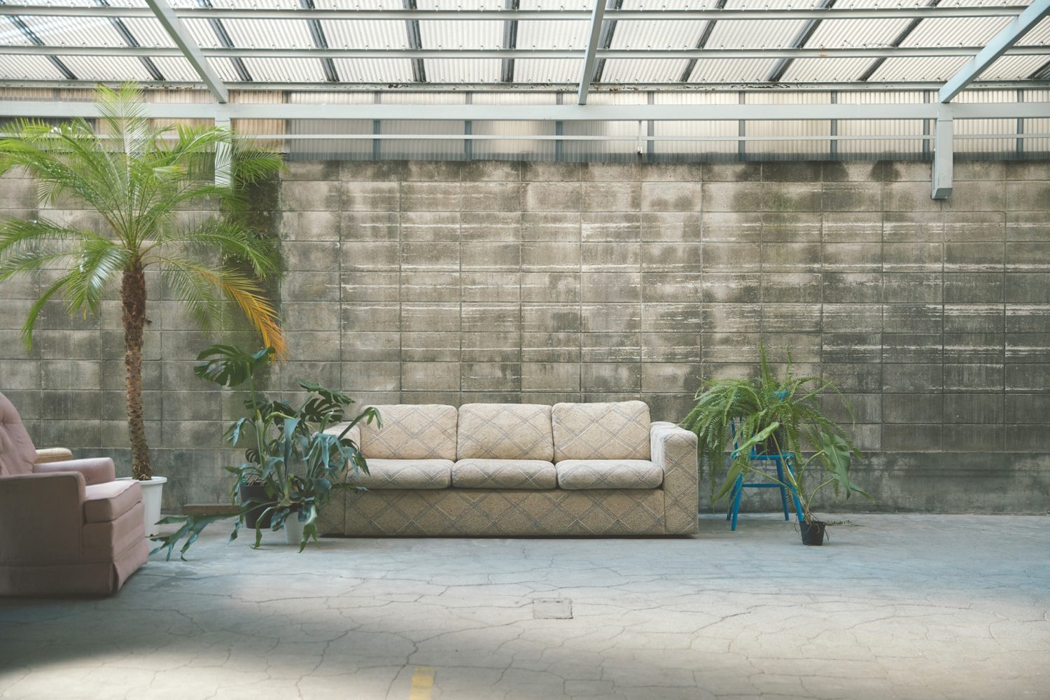 曇天窓のあるコンクリート倉庫