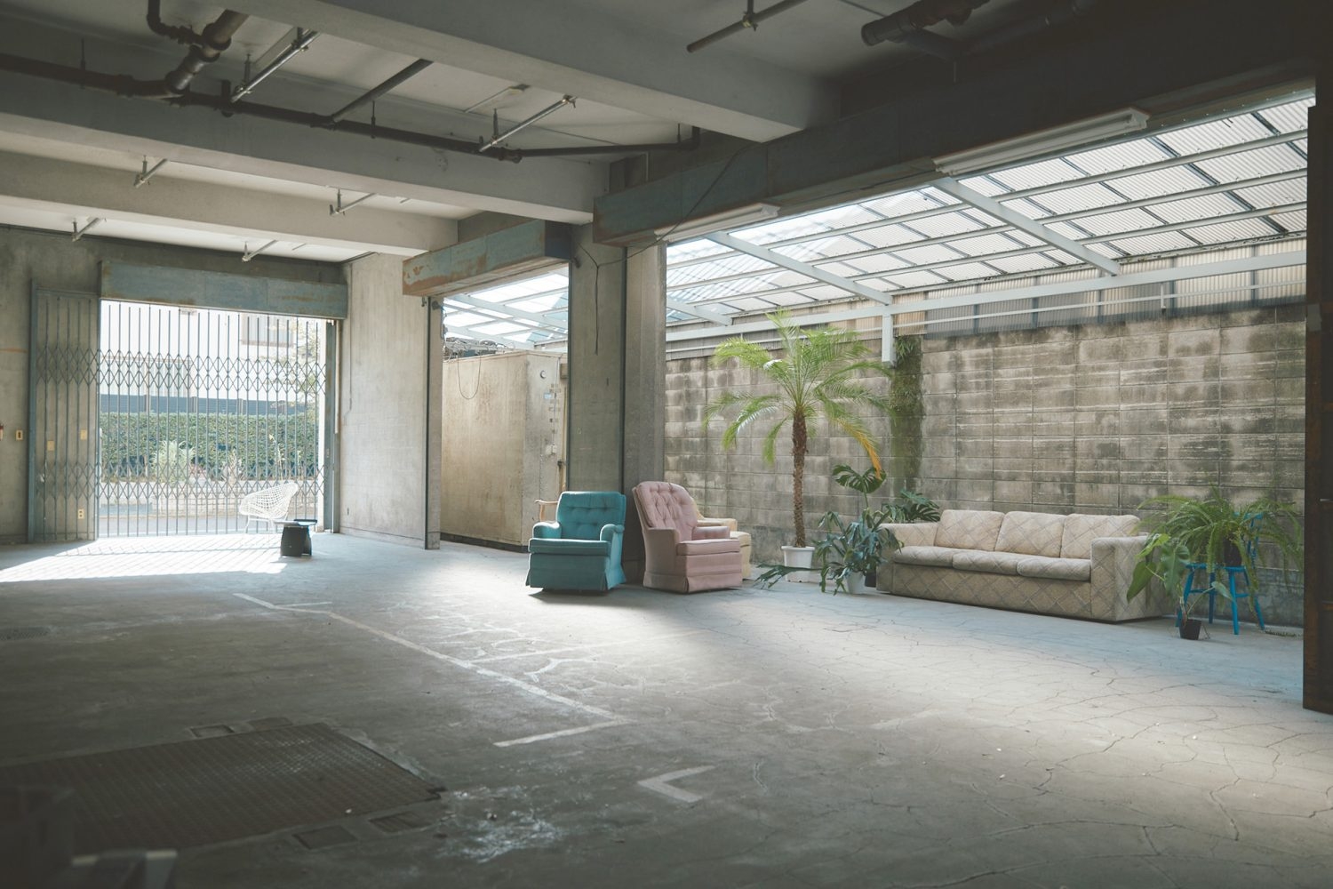 天高は約4m 車も入る倉庫