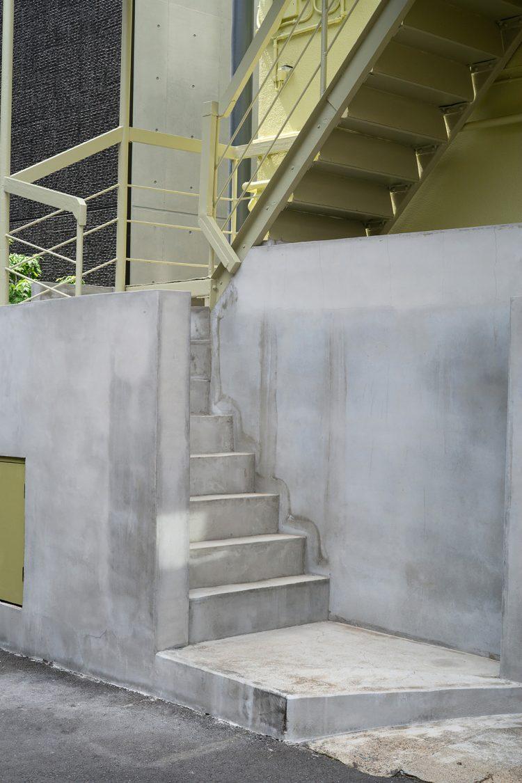 建物入口(建物前は車の侵入不可)