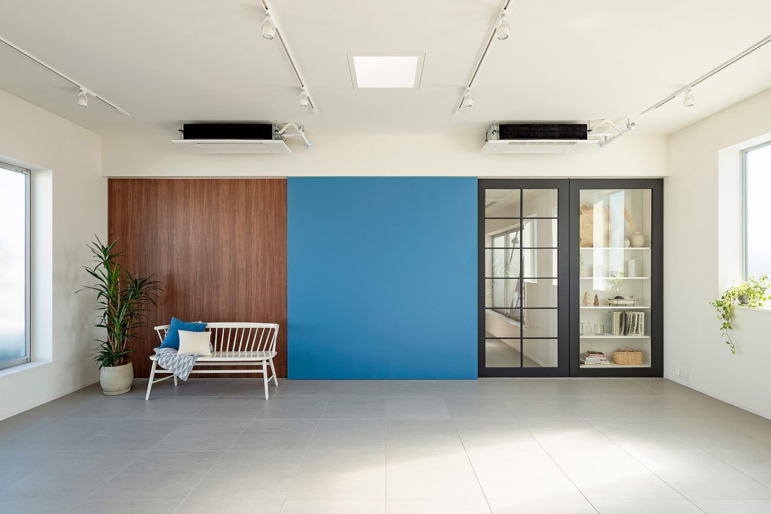 4F スライドする色壁 / 扉