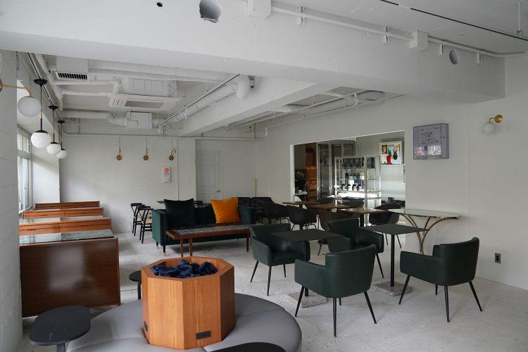 インテリアはシックな色味