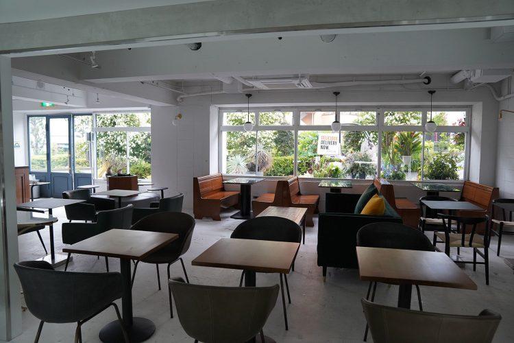 壁一面窓のあかるい店内