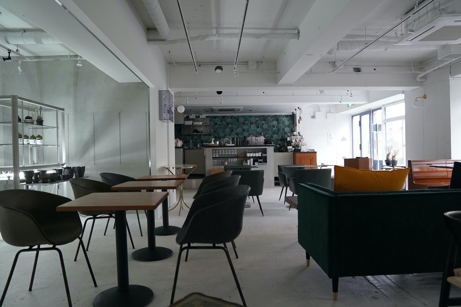 キッチンカウンターに向かって