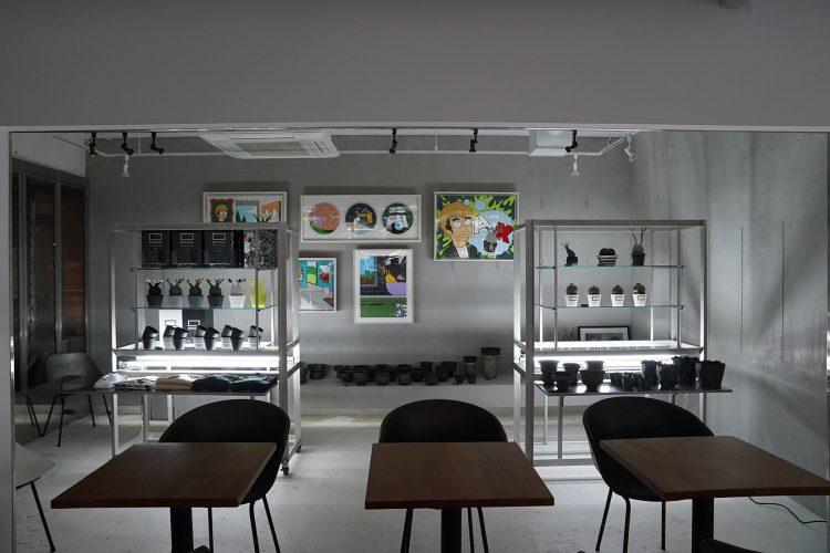 アートや植物が並ぶ空間