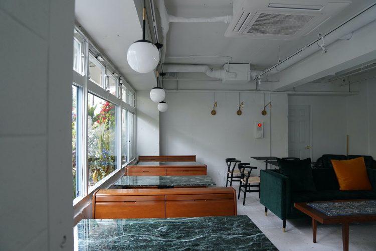 テーブルは大理石の天板