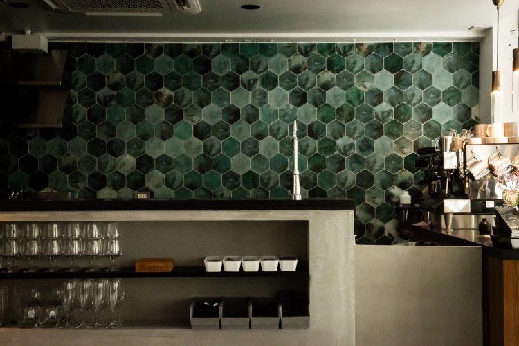 グリーンタイルが映えるカウンター