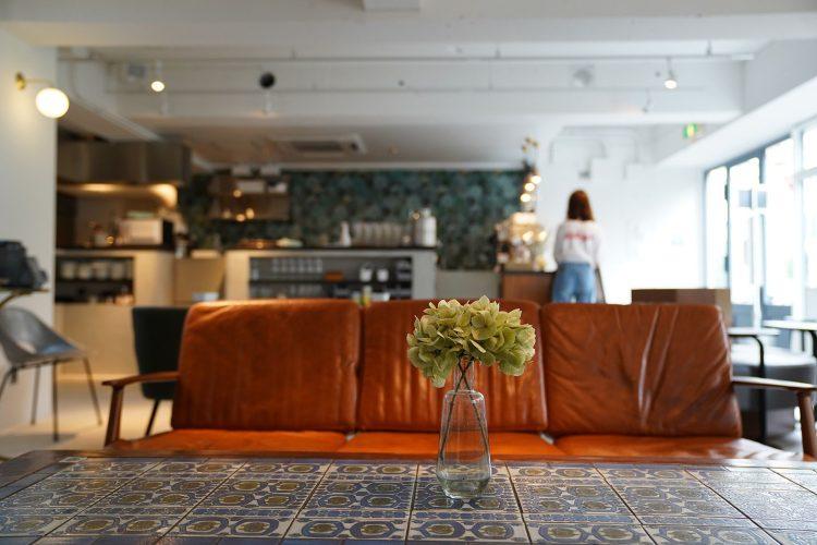 3シーター 皮張りソファ