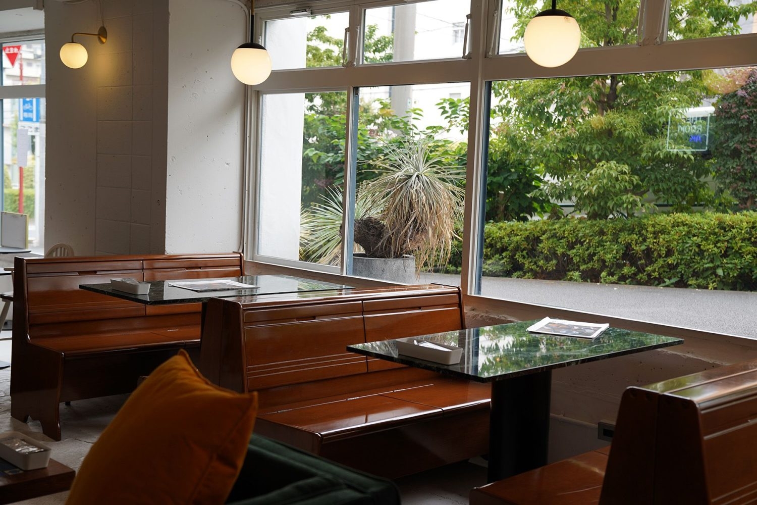 通りに面したボックス席