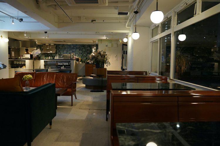 夜の店内