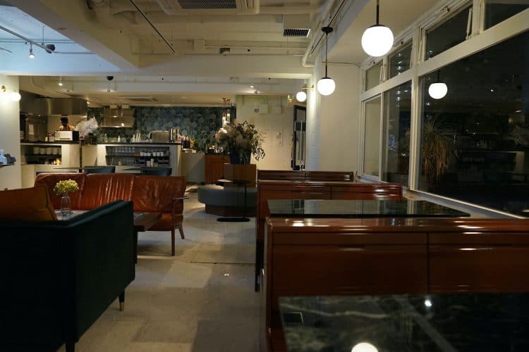 夜の店内