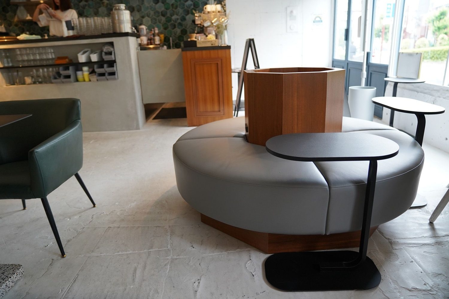 ニュアンスカラーの円形ベンチ