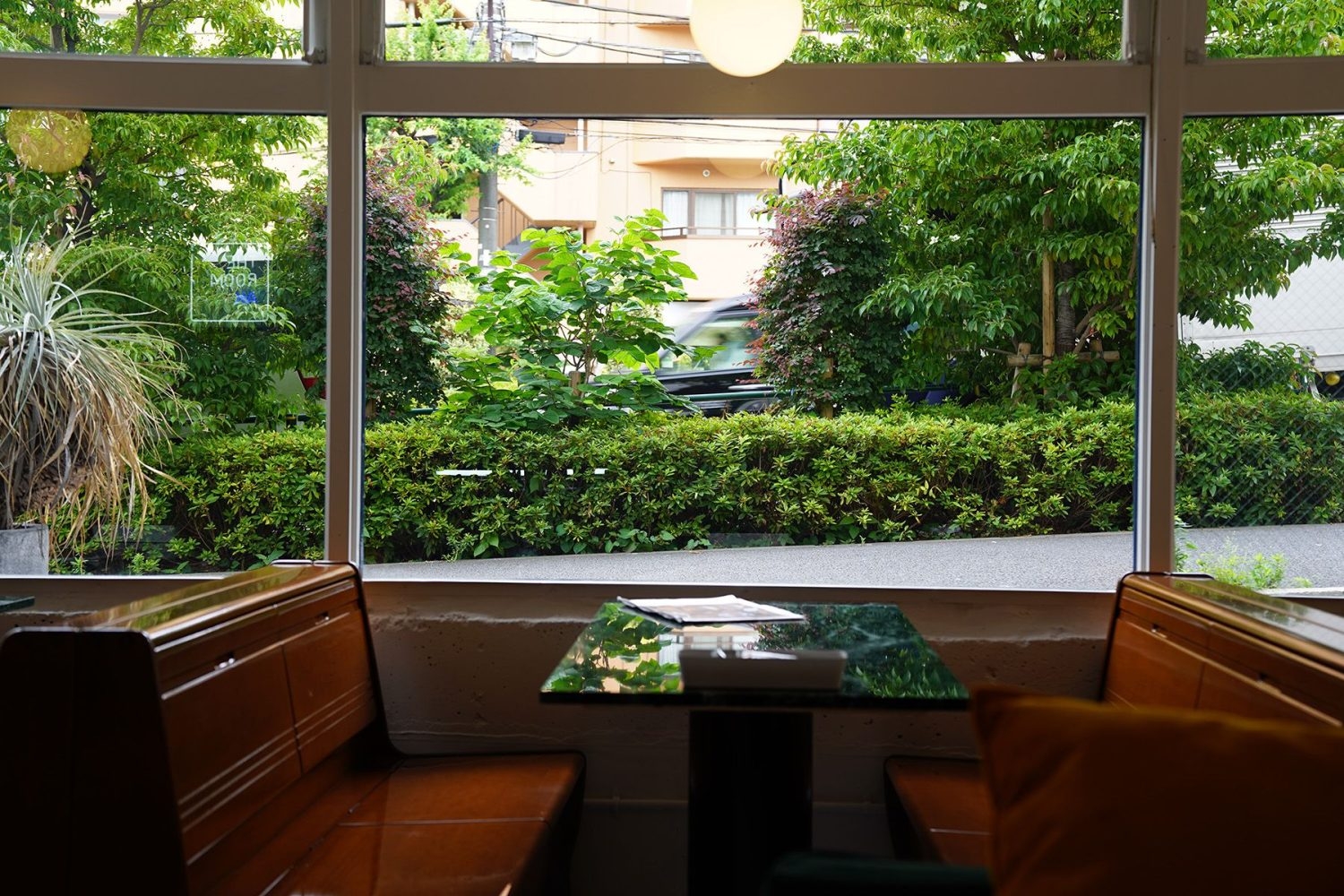 淡島通り沿いに面した店内