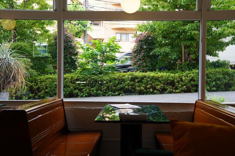 淡島通り沿いに面した店内