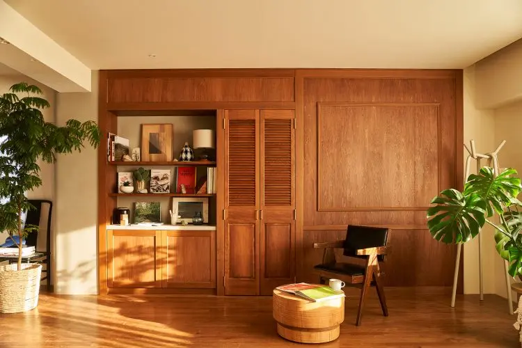 目を惹くウッドの壁面