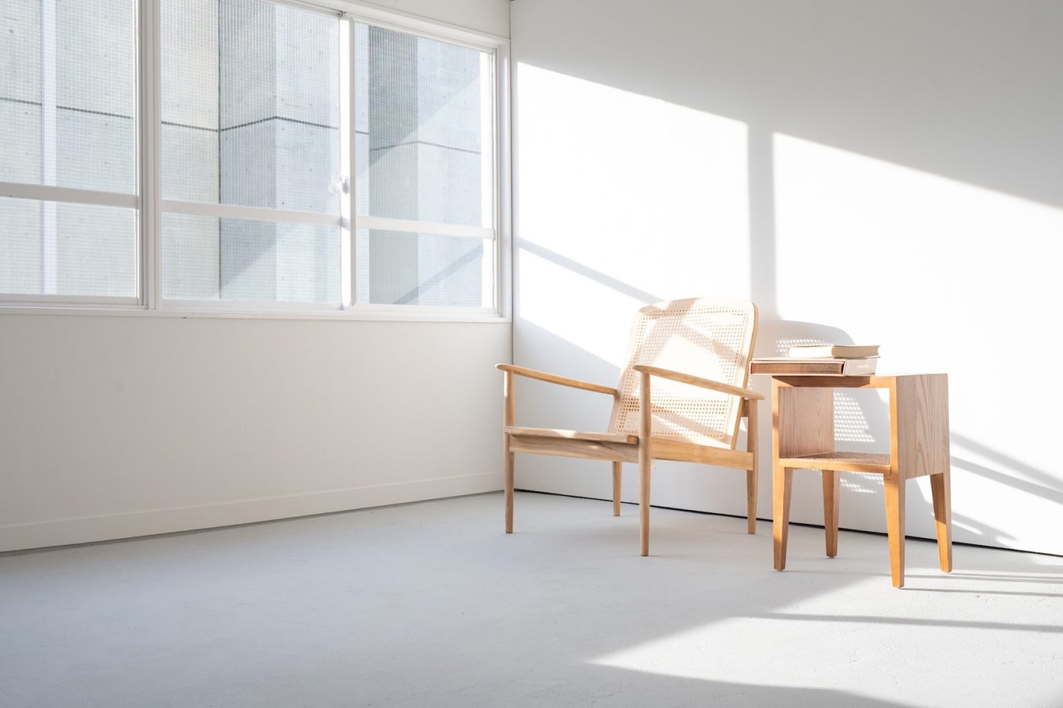 直射も入る白壁