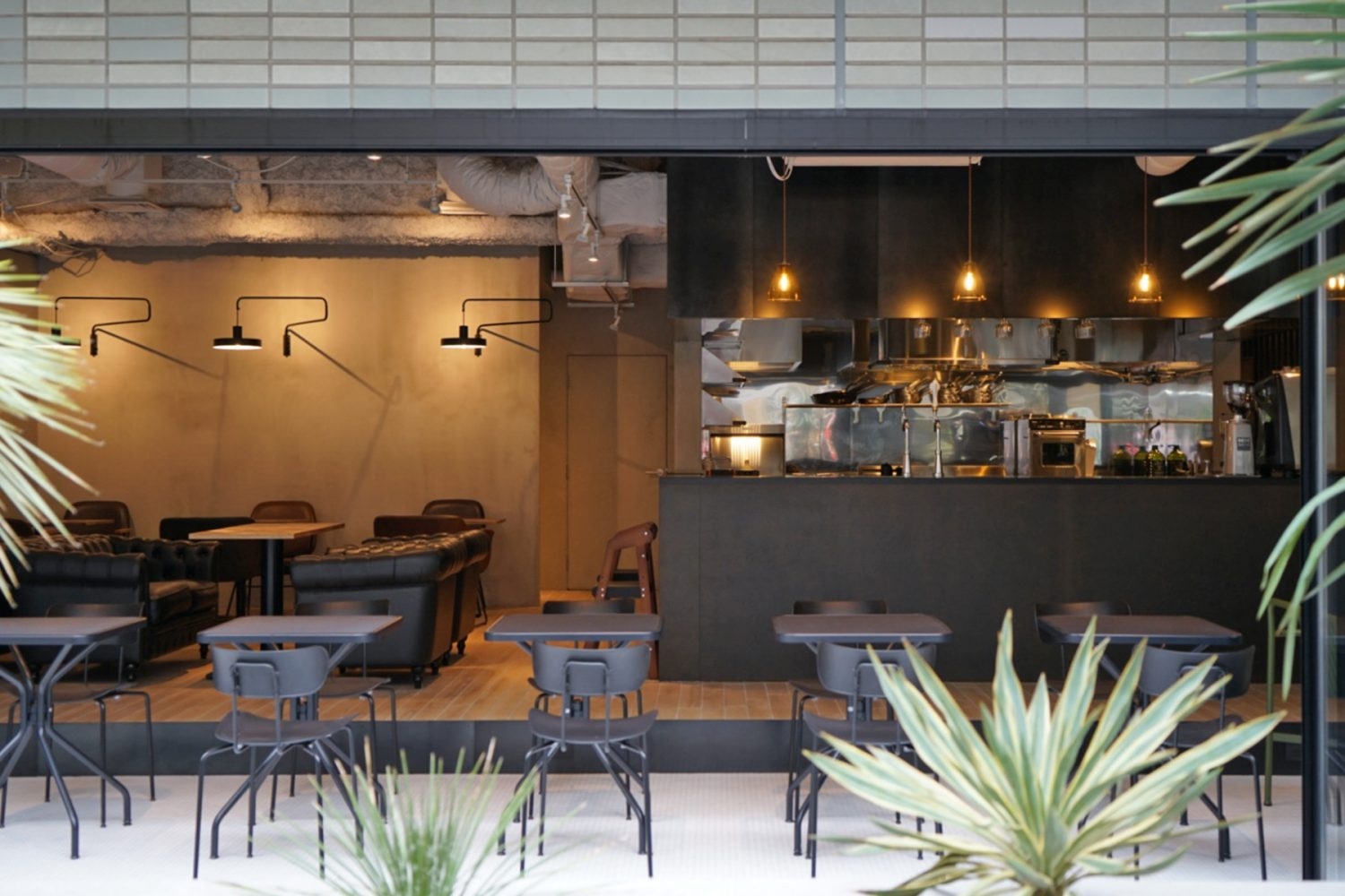 植栽越しの店内