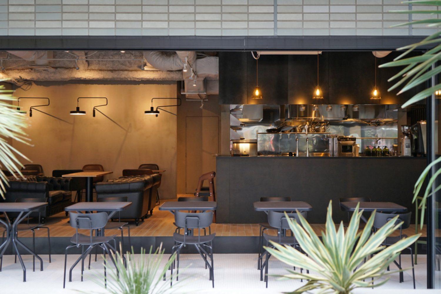 植栽越しの店内