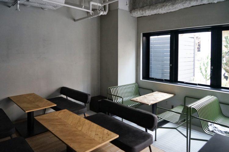 窓際奥側にはベンチ席