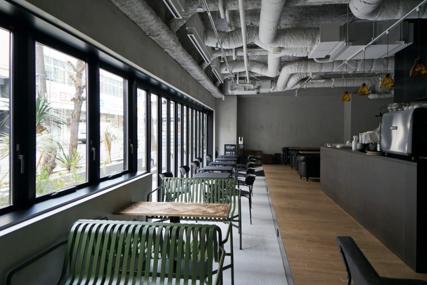 ベンチ席のグリーンが差し色に