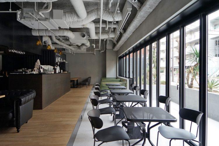 窓際に並ぶテーブル席