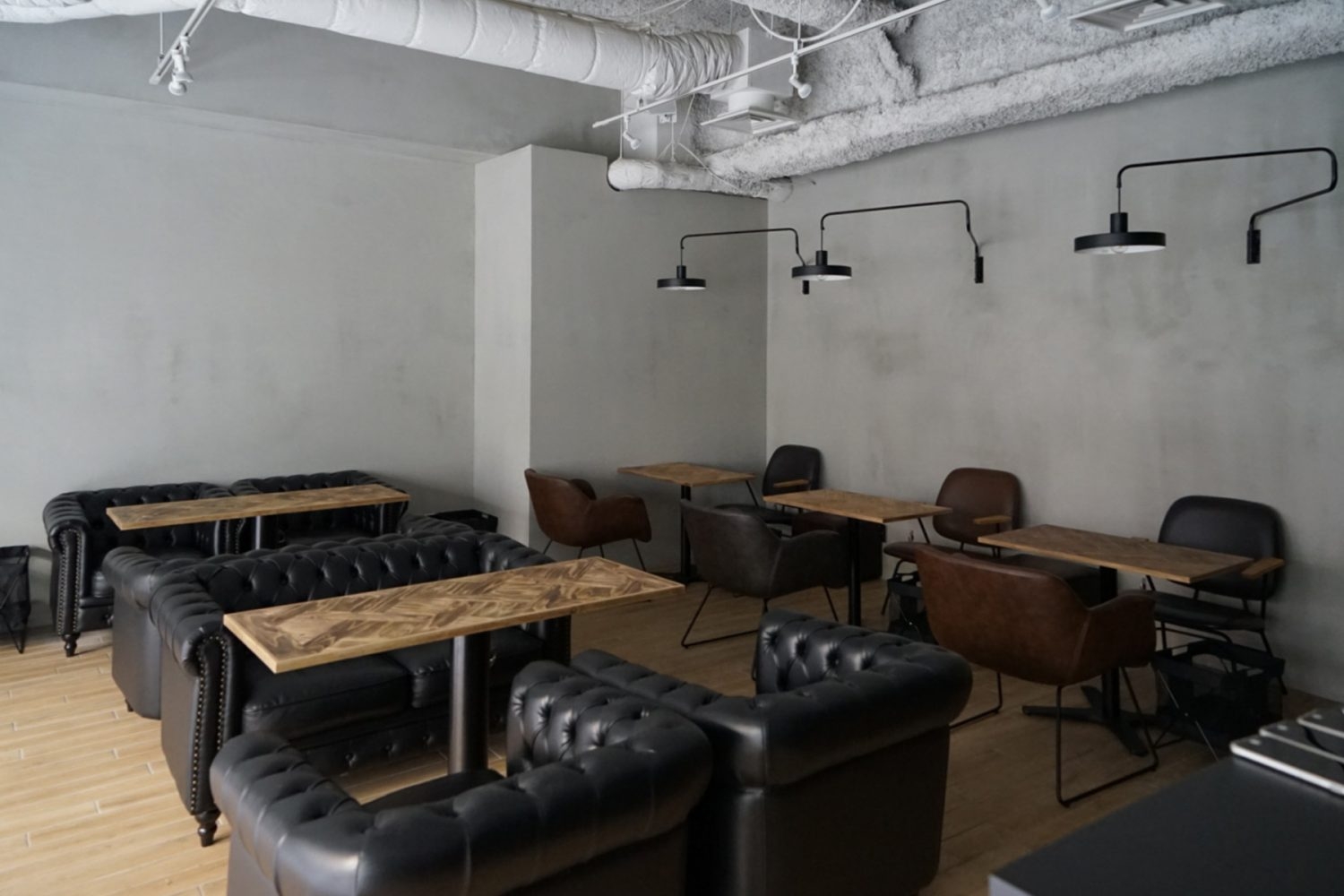 落ち着いた雰囲気のソファ席