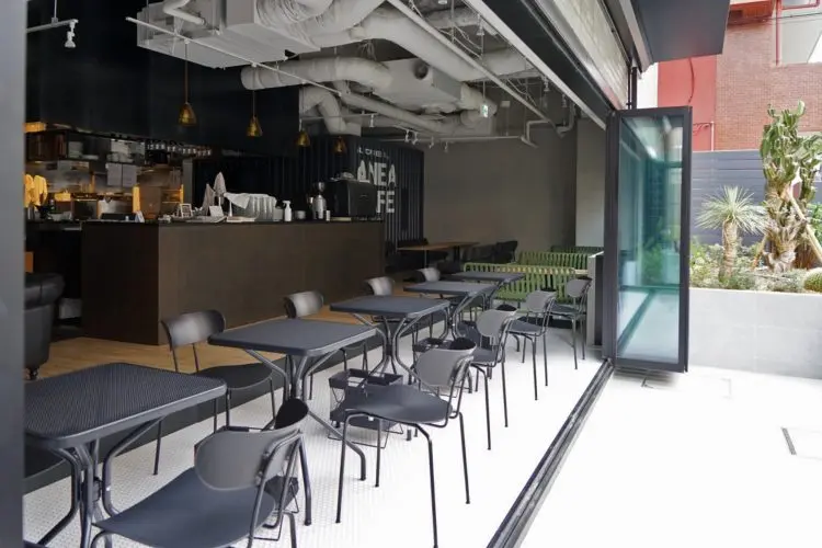 ガラス扉を開けてカフェを屋外から撮影可能