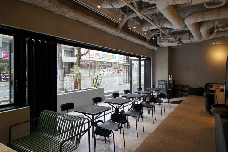 カフェカウンター側からガラス扉側