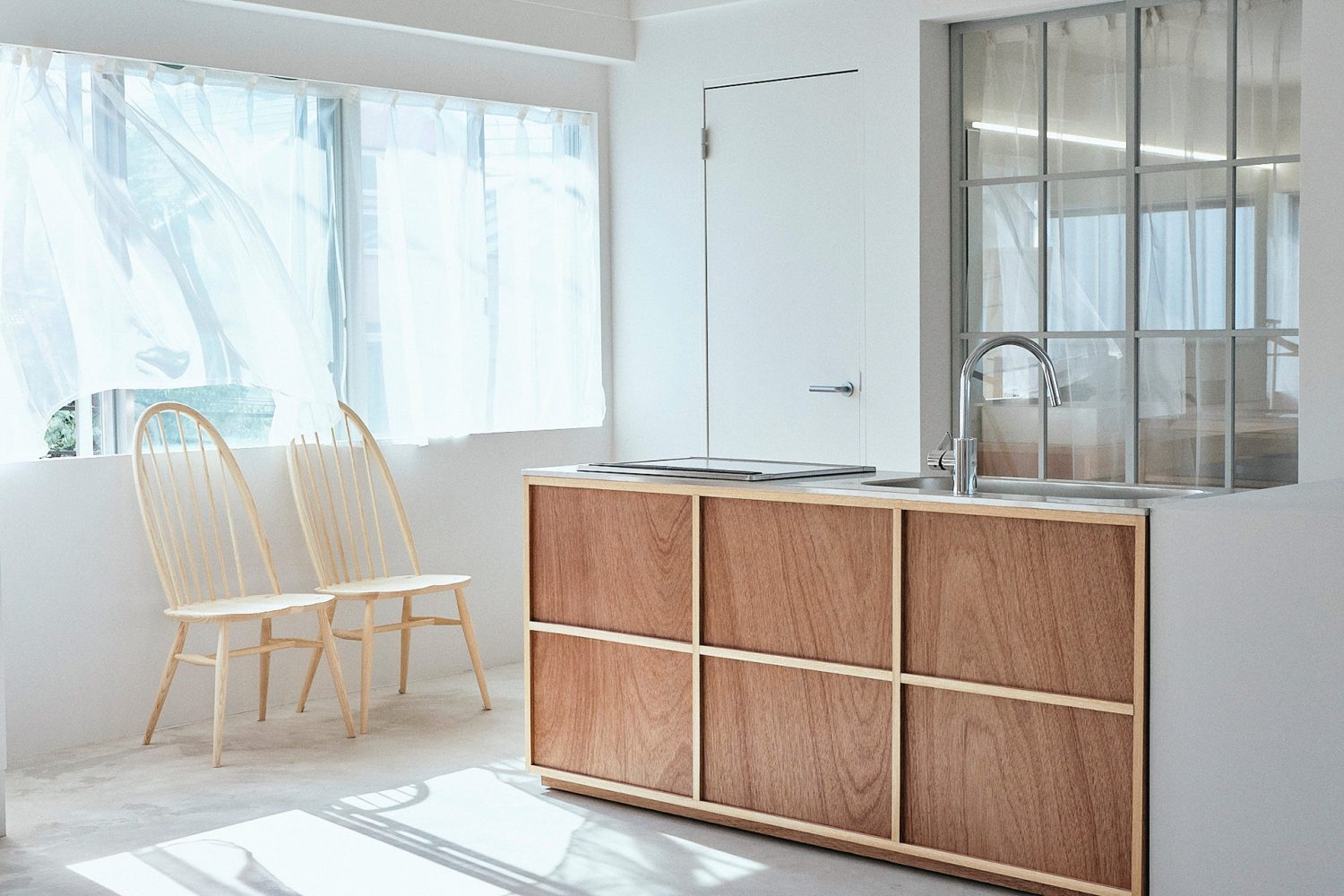 朝の光とキッチン