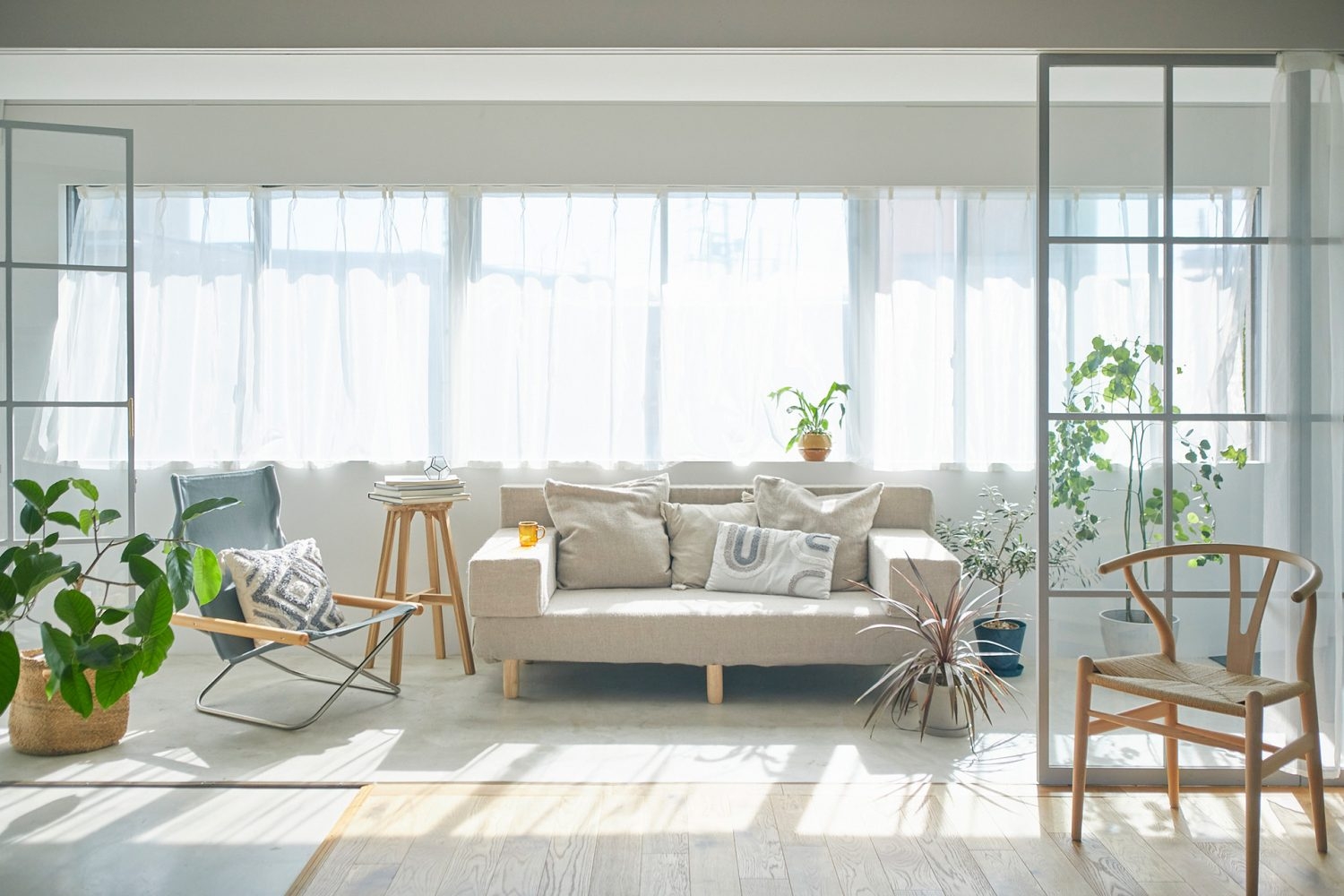 午後の光とソファ