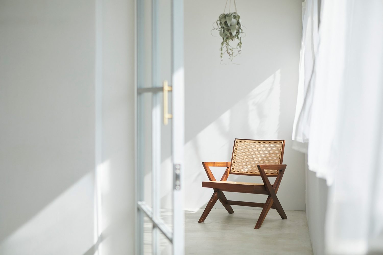 ガラス扉を開けるシーン