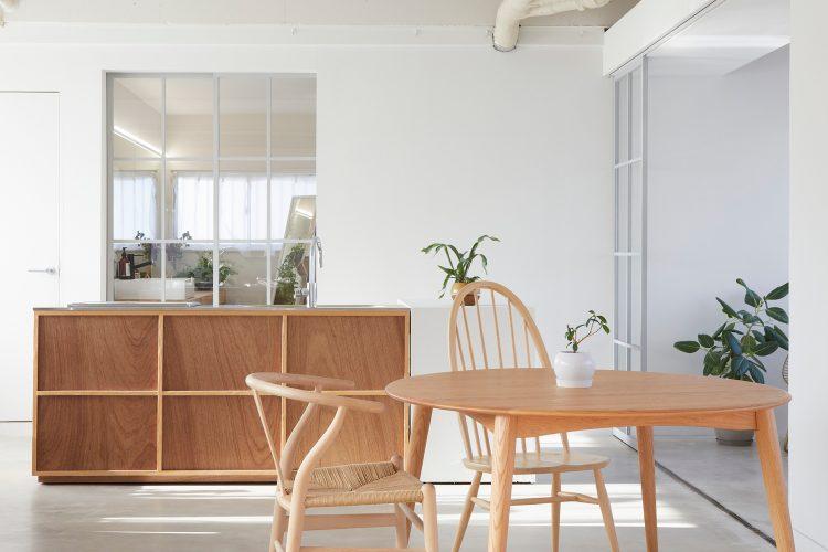 キッチン奥のガラス越しの洗面台