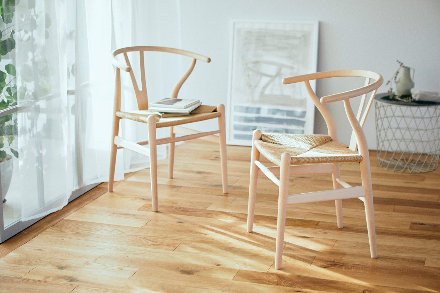 フローリングとYチェア