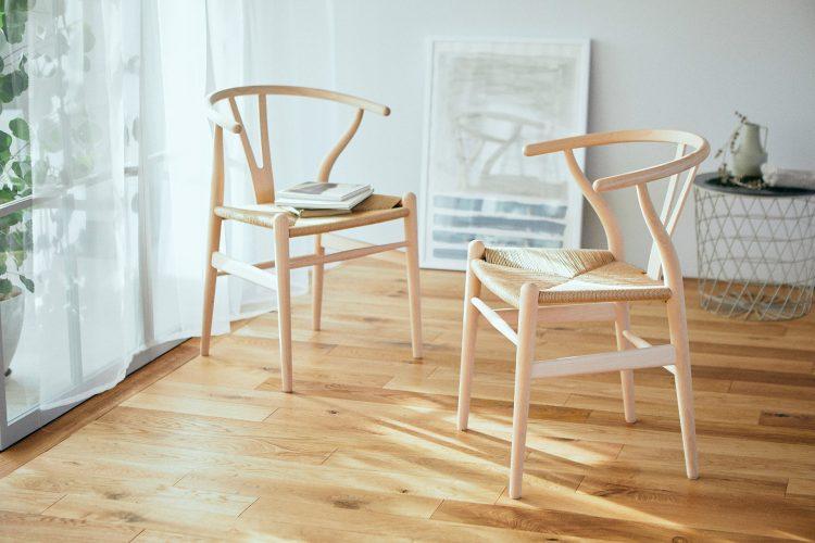 フローリングとYチェア