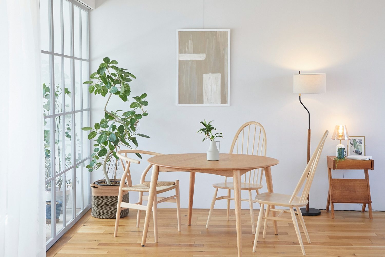 ダイニングテーブルは簡単に移動可能