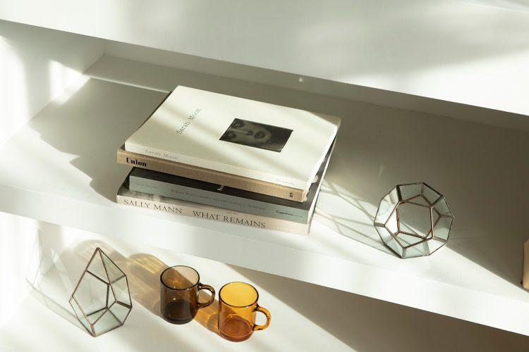 キッチンの作業台は本棚にも